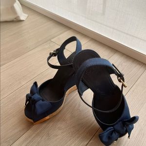 I’m selling this because I have a very similar pair